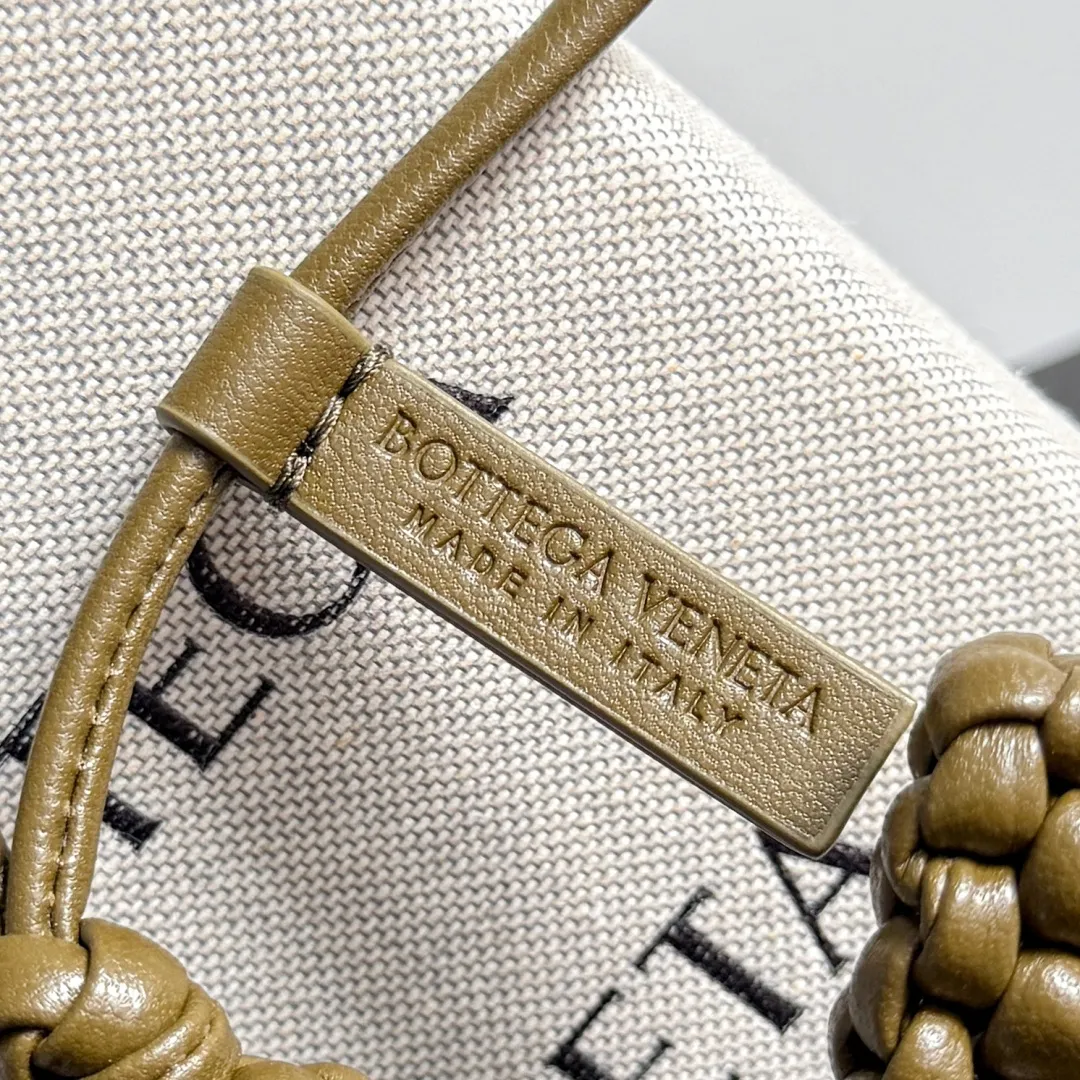 Batch 420 Let’s see what new cute little thing BV has released~ It’s this letter pendant, which is different from the puppy pendant. The weaving of this letter is more three-dimensional, and the material is very solid, and it is not easy to deform even if it is folded. Style number: K